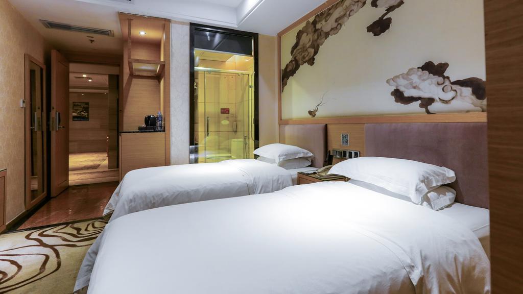 V8 Hotel Train Station Гуанджоу Екстериор снимка