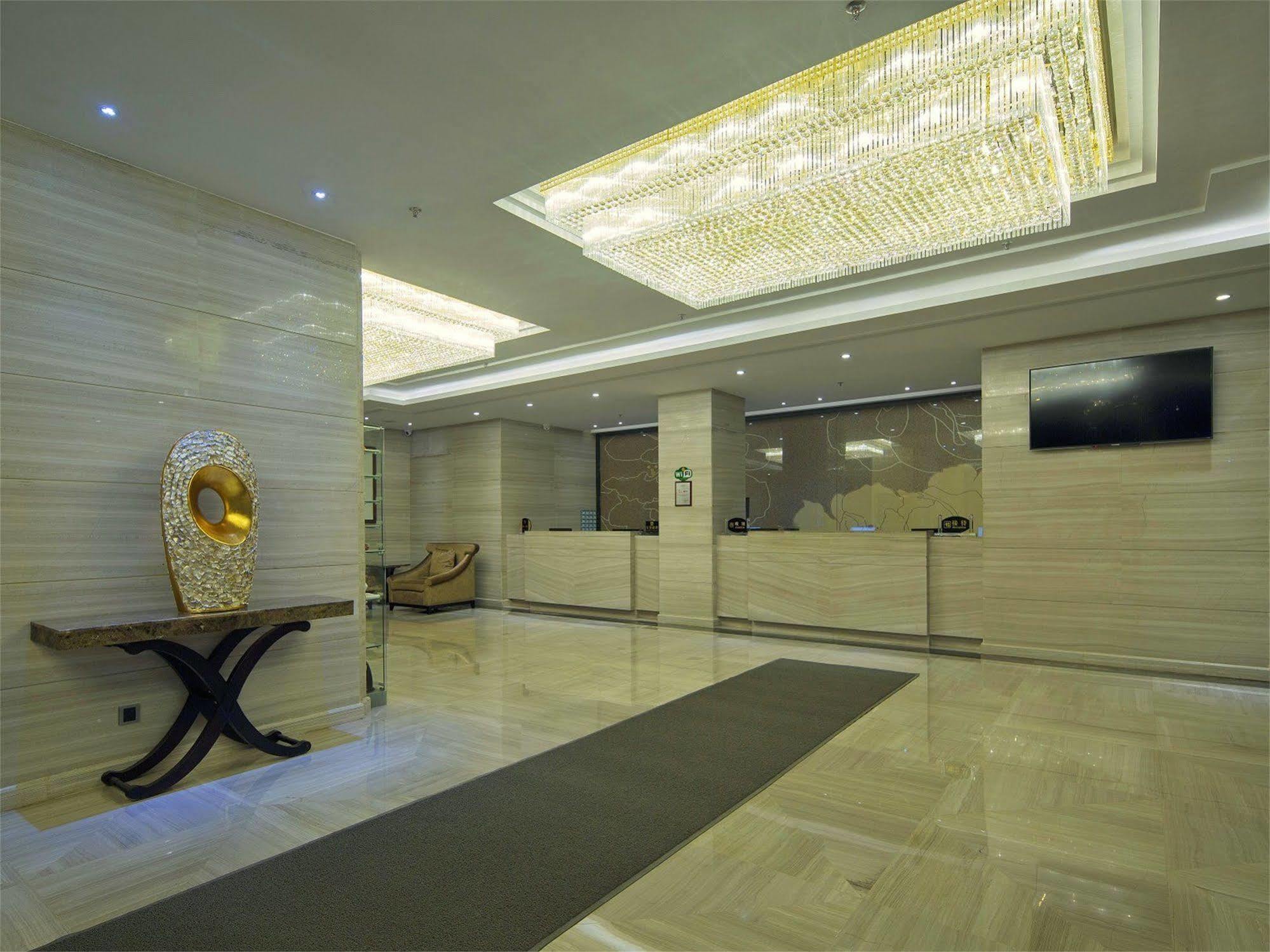 V8 Hotel Train Station Гуанджоу Екстериор снимка