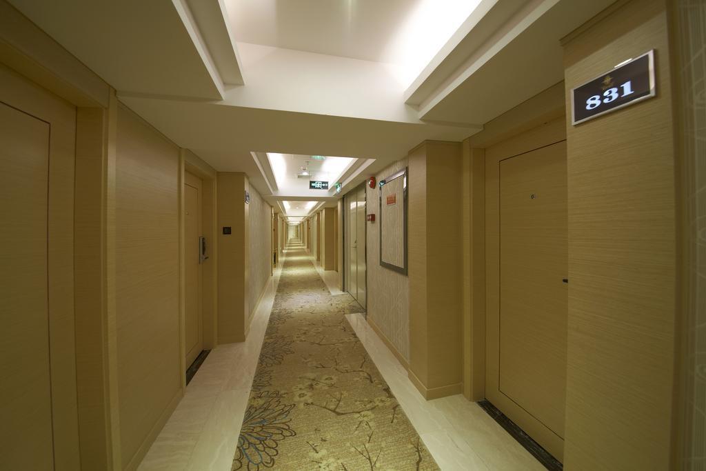 V8 Hotel Train Station Гуанджоу Екстериор снимка